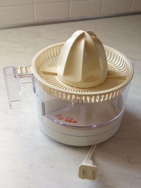 West Bend Cream Electric Citrus Juicer - Compact Home Juicer